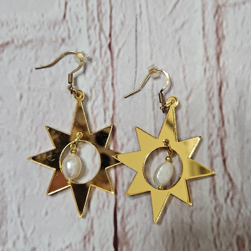 Unbranded Gold Starburst Faux Pear Drop Earring New in Box